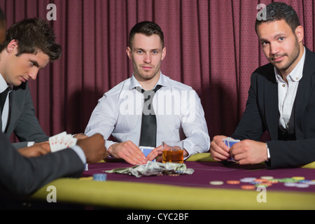 Zwei lächelnde Männer sah von Poker-Spiel Stockfoto