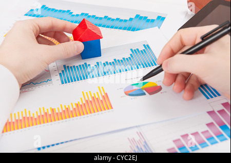Geschäftsmann in weißen Hemd analysieren, Diagramme und Grafiken Stockfoto