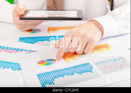 Geschäftsmann in weißen Hemd analysieren, Grafiken und Diagramme Stockfoto