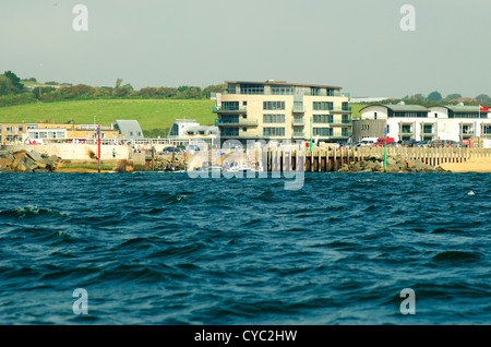 Viel Aktivität an der West Bay Harbour, in der Nähe von Bridport, Dorset, aus dem Meer Stockfoto