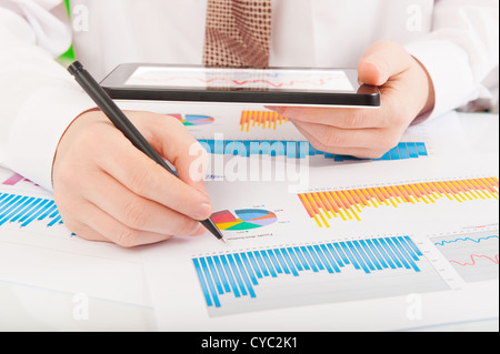 Geschäftsmann in weißen Hemd analysieren, Grafiken und Diagramme Stockfoto