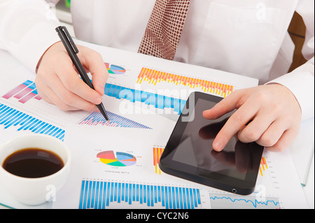 Geschäftsmann in weißen Hemd analysieren, Grafiken und Diagramme Stockfoto