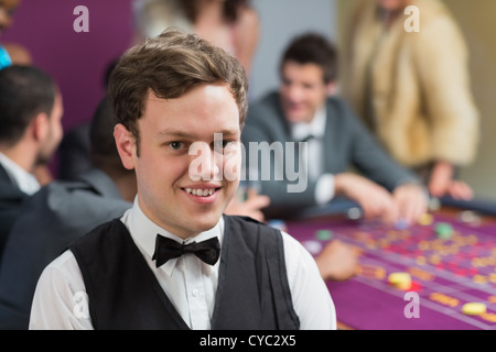 Händler am Roulette-Tisch stehen Stockfoto