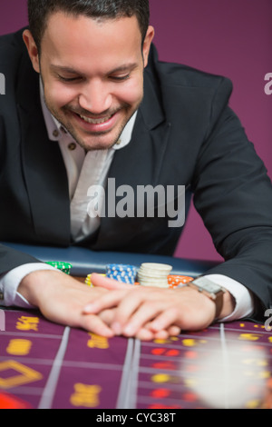 Menschen greifen gerne chips Stockfoto