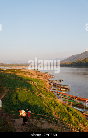 Typische Flussschiffe auf dem Mekong River in der Nähe von Luang Prabang, Laos Stockfoto