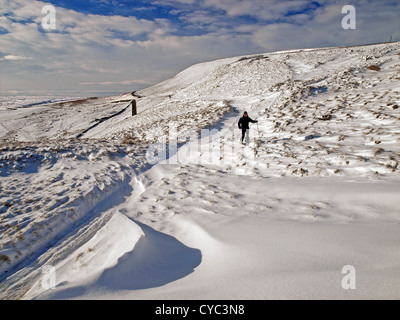 Einsame Skifahrer Langlauf auf Ax Kante im Peak District Stockfoto