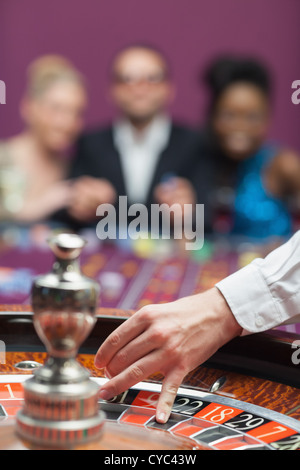 Menschen warten auf Roulette-Rad Stockfoto