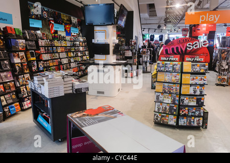 In einem HMV Geschäft zeigen Regale von Musik, DVDs und Computerspiele Stockfoto