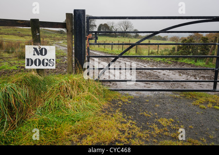 Melden Sie sich auf einen Zaun um ein Feld sagen "No Dogs" verhindern, dass Menschen, die Jagd Stockfoto