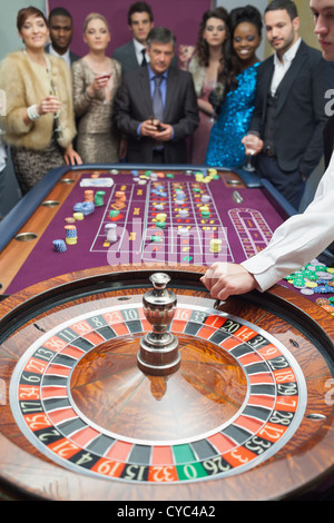 Menschen stehen beim roulette Stockfoto