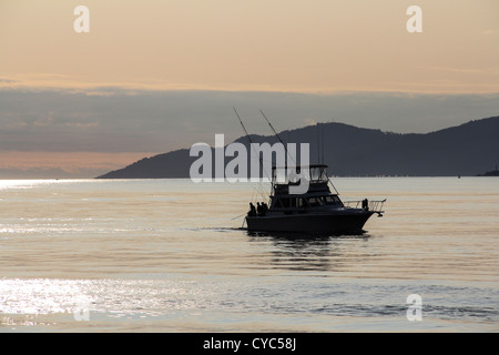 Blick vom Stanley Park von Fischerboot im Burrard Inlet, Vancouver bei Sonnenuntergang Stockfoto