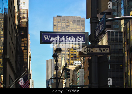 Straßenschilder auf Fifth Avenue, Manhattan, New York City. Stockfoto