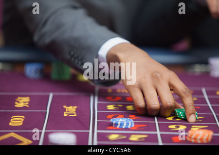 Mann im Casino Wette wird platziert Stockfoto