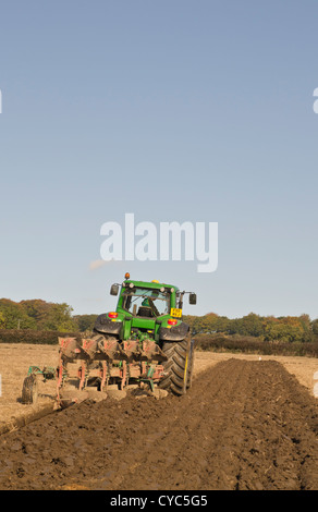 "John Deere" Traktor Pflügen am Pflügen Spiel-Demo-Wettbewerb Stockfoto