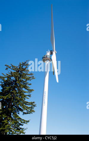 Windrad auf Grouse Mountain in North Vancouver, British Columbia, mit Aussichtsplattform im Turm sichtbar Stockfoto