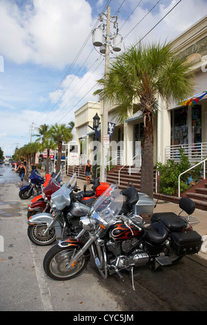 Reihe von Honda und Harley Davidson Motorräder geparkt in Key West während Bike Woche Florida Usa Stockfoto