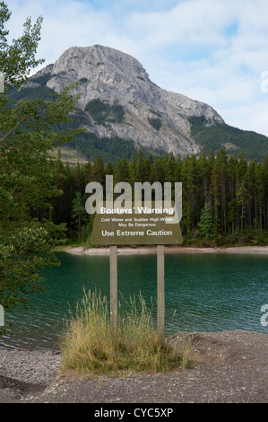 Ein Schild Warnung Bootsfahrer Strömungen am Stausee, Kananaskis Country, Alberta, Kanada Stockfoto