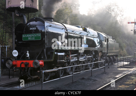 34053 Sir Keith Park auf Felsen in den frühen Morgenstunden als Vorbereitung für die Arbeit an der Herbst-Gala September 2012 Abstellgleis steht. Stockfoto