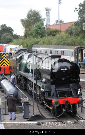 Sir Keith Park 34053 der Drehscheibe in Kidderminster auf die Severn Valley Railway eingeschaltet wird. Stockfoto