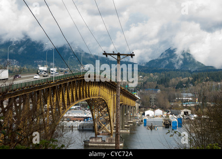 Ironworkers Memorial Bridge genannt Second Narrows Bridge, die Burrard Inlet in Vancouver zum Nordufer kreuzt Stockfoto