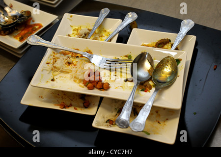 Ein Stapel schmutzigen Teller in einem Curry Haus in Brighton, East Sussex, UK. Stockfoto