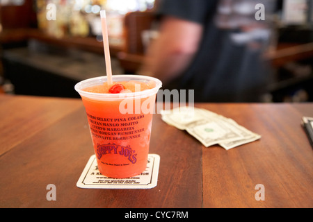 Slushie Cocktail trinken im Sloppy Joes Bar Duval street Key West Florida usa Stockfoto