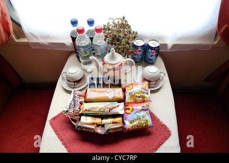 Kostenlose Snacks in ein Abteil eines Schlittens Transsibirische Eisenbahn. Stockfoto