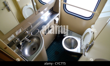 Das Badezimmer eines Zuges auf der Transsibirischen Eisenbahn. Stockfoto