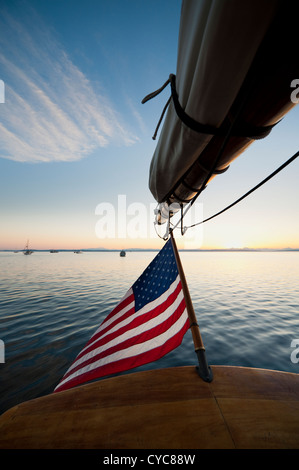 Bei Sonnenaufgang an Bord die Tall ship 'Zodiac' Blick aus dem Heck auf die amerikanische Flagge winken in die Brise in Port Townsend. Stockfoto