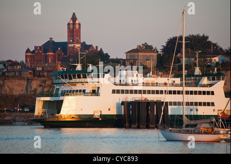 Washington State Fähren docken an die historische Hafenstadt Port Townsend, Washington in der Puget Sound-Bereich des Staates. Stockfoto