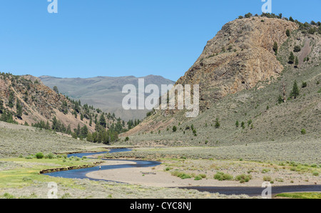 Sonora Pass, Sierra Nevada, Kalifornien - Stanislaus River mäandrierend biegt sich ab, bevor er im zentralen Tal mit dem Walker River verbunden wird. Route 108. Stockfoto