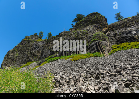 Kalifornien - Spalten der Riesen trail mit Rundwanderungen, Fluss und Basalt Säulen, mit gebrochenen "Talus" Boulder Geröll. Stockfoto