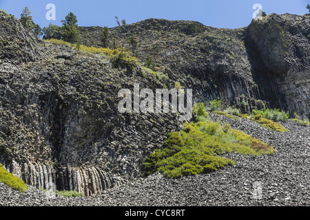 Kalifornien - Spalten der Riesen trail mit Rundwanderungen, Fluss und Basalt Säulen, mit gebrochenen "Talus" Boulder Geröll. Stockfoto