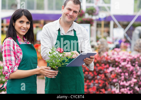 Zwei Mitarbeiter tun Inventar mit TabletPC Stockfoto