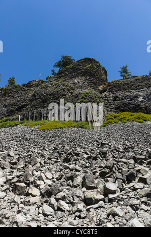 Kalifornien - Spalten der Riesen trail mit Rundwanderungen, Fluss und Basalt Säulen, mit gebrochenen "Talus" Boulder Geröll. Stockfoto