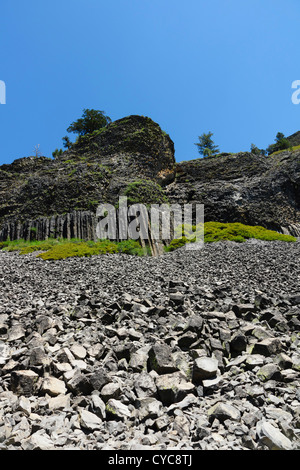 Kalifornien - Spalten der Riesen trail mit Rundwanderungen, Fluss und Basalt Säulen, mit gebrochenen "Talus" Boulder Geröll. Stockfoto