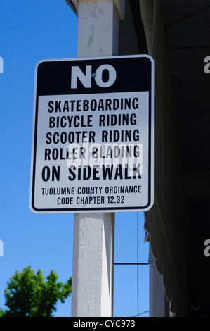 Jamestown, CA - keine Skaeboarding auf Bürgersteig. Stockfoto
