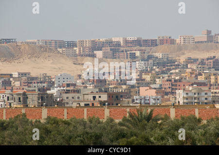 Neuen Wohnentwicklungen Eingriff in die Wüste in Kairo Vorort in der Nähe von Flughafen, Ägypten Stockfoto