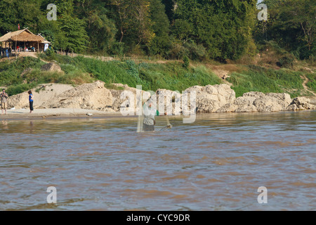 Fischer Angeln am Ufer des Mekong River in der Nähe von Luang Prabang, Laos Stockfoto