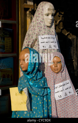 Speicher, der Muslimischen Hijabs für Frauen der Innenstadt von Kairo Stockfoto