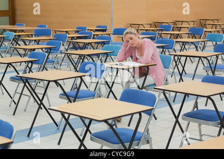 Studierender in leere Prüfungssaal Stockfoto