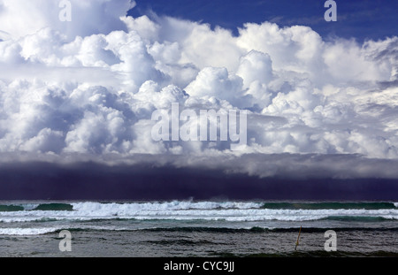 Dicken Monsun Gewitterwolken nähert sich der Küste in der Nähe von Koggala in Sri Lanka Stockfoto