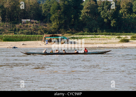 Traditionelle Flussschiffe auf dem Mekong River in der Nähe von Luang Prabang, Laos Stockfoto