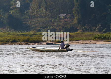 Traditionelle Flussschiffe auf dem Mekong River in der Nähe von Luang Prabang, Laos Stockfoto