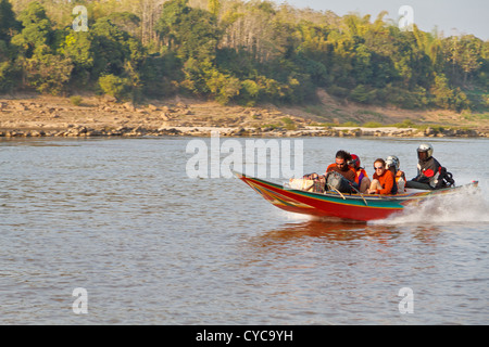 Traditionelle Flussschiffe auf dem Mekong River in der Nähe von Luang Prabang, Laos Stockfoto