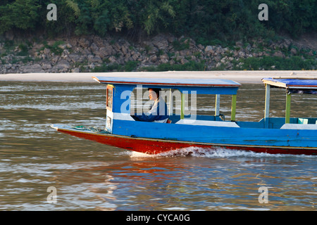 Traditionelle Flussschiffe auf dem Mekong River in der Nähe von Luang Prabang, Laos Stockfoto