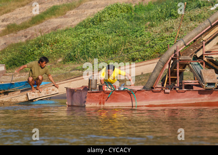 Traditionelle Flussschiffe auf dem Mekong River in der Nähe von Luang Prabang, Laos Stockfoto