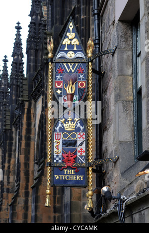 Die typischen Schild oben eine Kneipe in der Altstadt von Edinburgh. Stockfoto