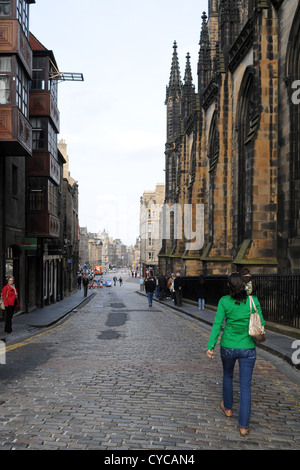 Touristen, die in der malerischen High Street, Edinburgh, Schottland Stockfoto
