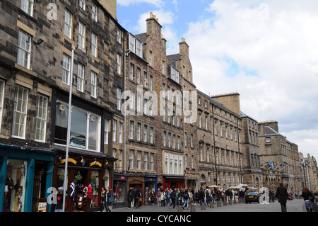 Touristen, die in der malerischen High Street, Edinburgh, Schottland, Europa Stockfoto